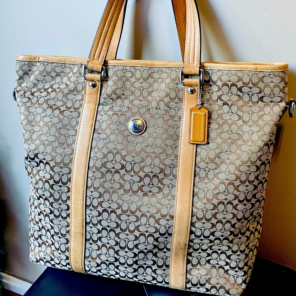 Authentic Coach tote bag w/detach shoulder strap